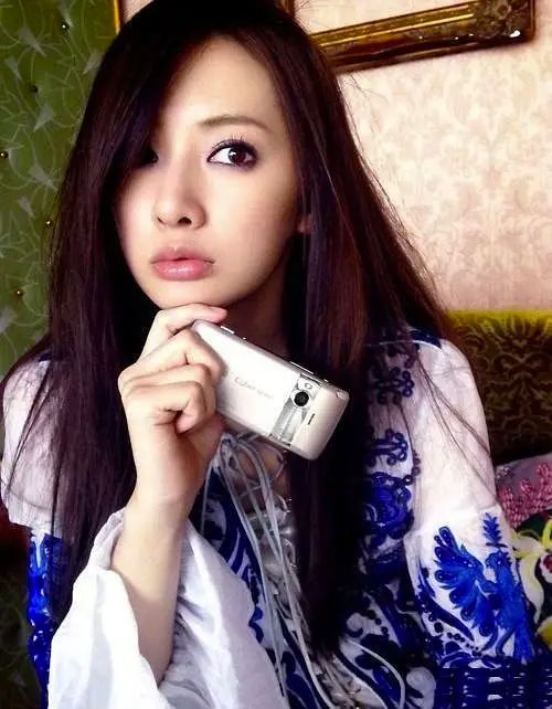 北川景子最新封面引發(fā)討論，呼吁尊重個人隱私與職業(yè)道德，共同維護(hù)良好網(wǎng)絡(luò)環(huán)境——涉黃問題需引起警惕