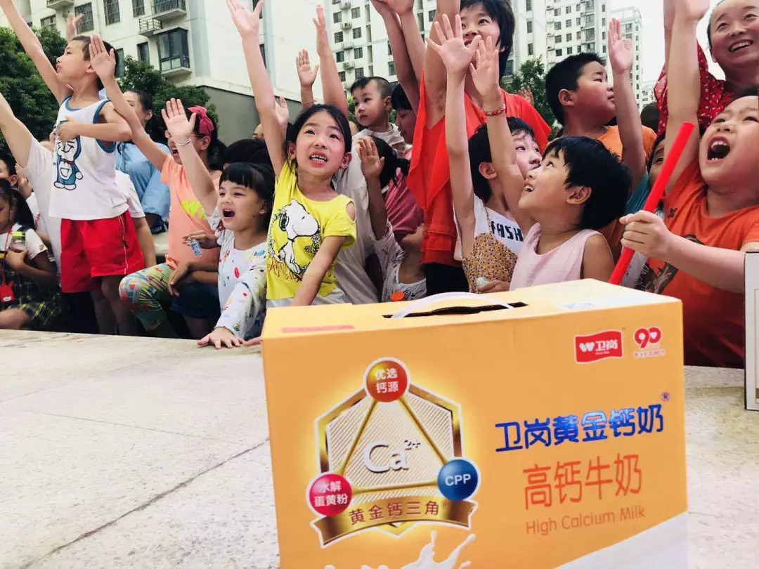 喝酸奶比賽，速度與味道的較量