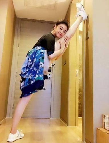 女明星一字馬，舞臺到生活的自信與力量之旅