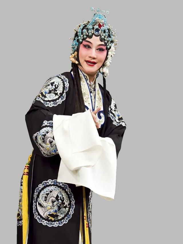 京劇演員李麗芳，梨園神韻與小店奇遇記