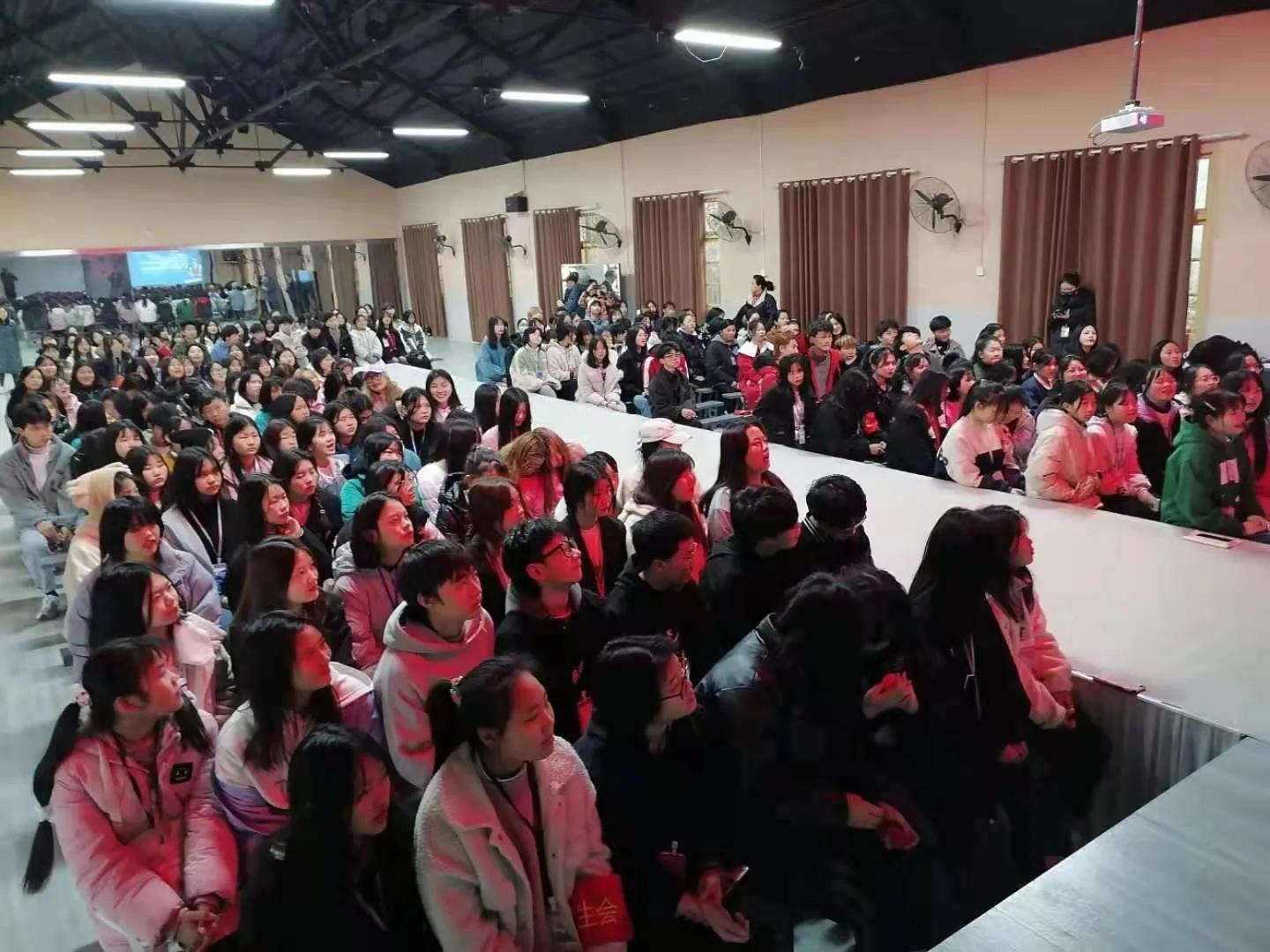 最新安全監(jiān)管服裝，小巷中的探索之旅安全保障裝備