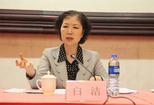 科技新品引領(lǐng)未來，鄭局長與白潔共創(chuàng)智能生活新篇章