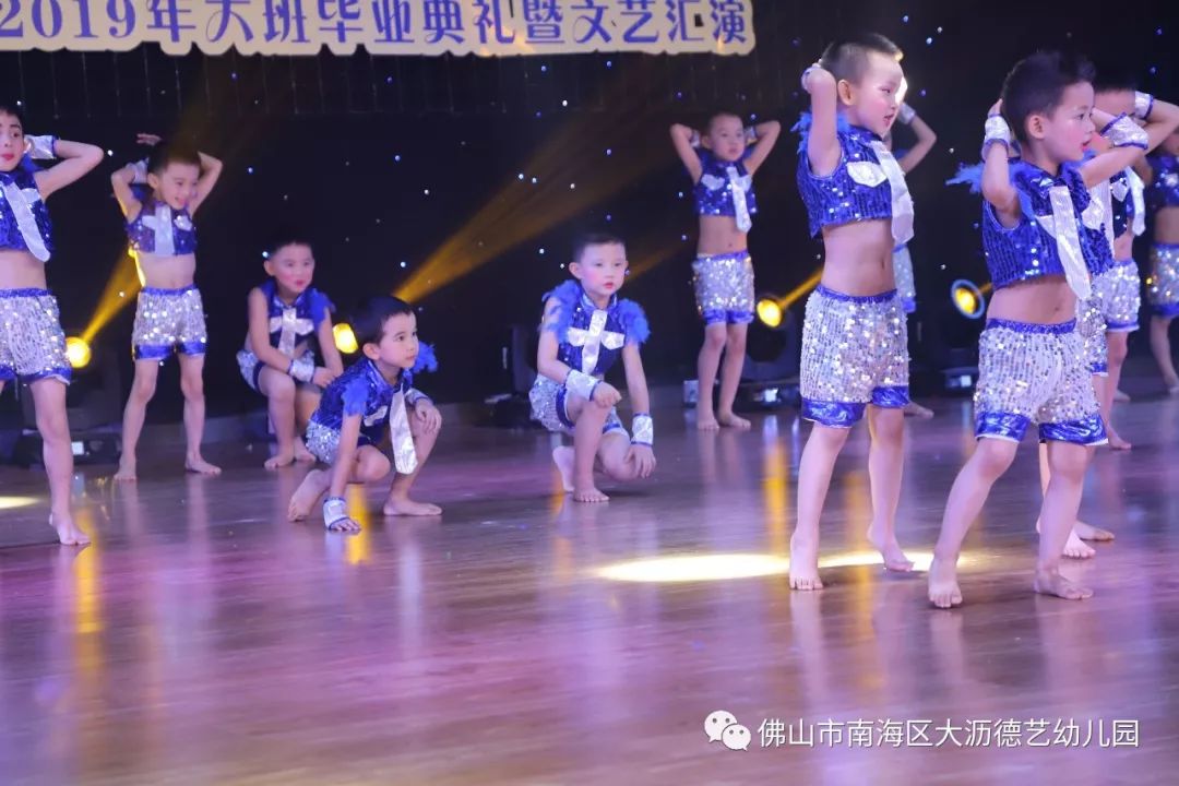 大班幼兒男孩最新舞蹈，小巷深處的舞蹈魅力展現(xiàn)