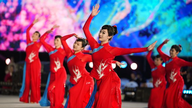 最新廣場(chǎng)舞展現(xiàn)最美中國(guó)風(fēng)采